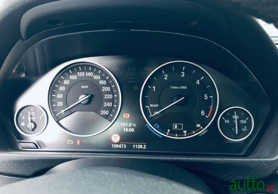 2013' BMW 320 photo #1