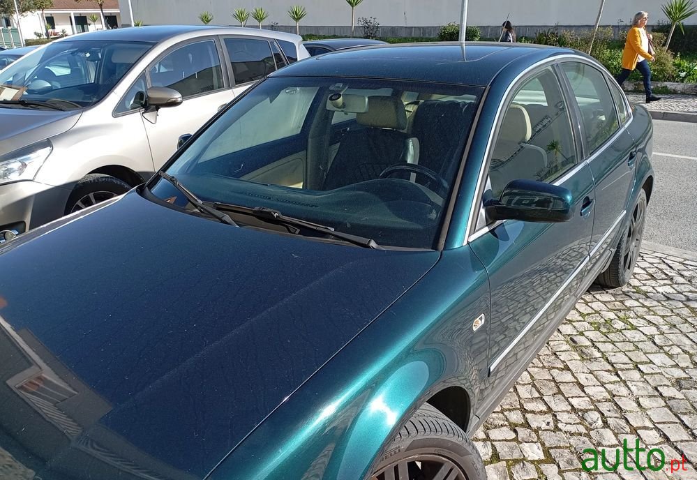 2001' Volkswagen Passat photo #1