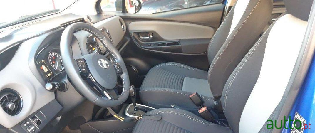 2018' Toyota Auris Hybrid photo #2