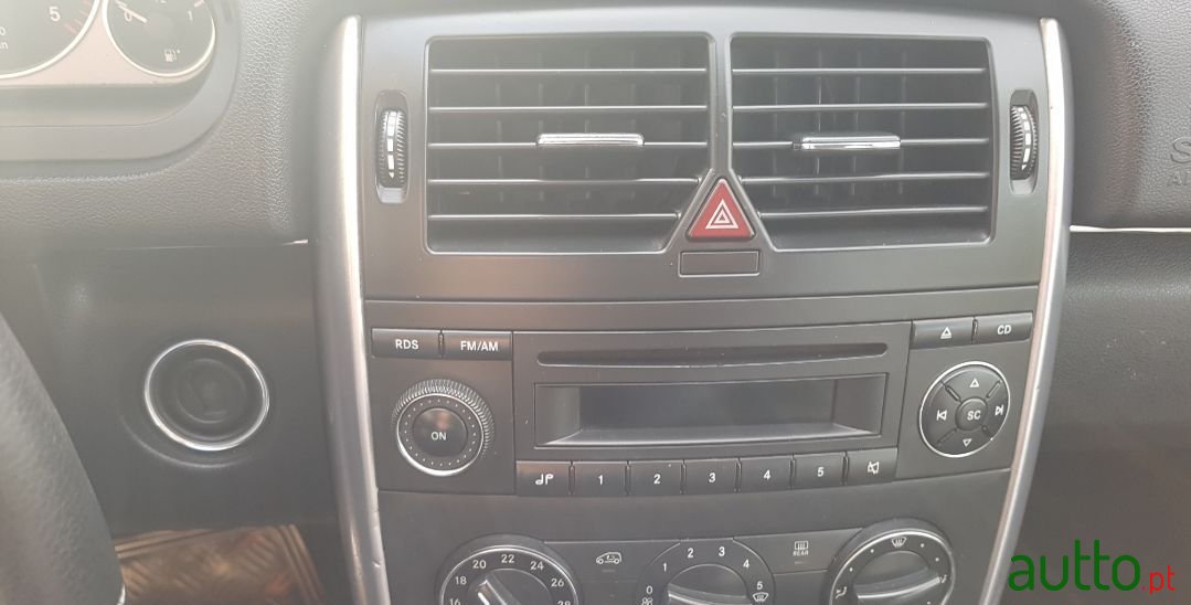 2010' Mercedes-Benz B-180 photo #5