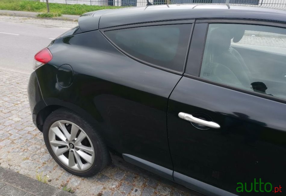 2011' Renault Megane Coupe photo #1
