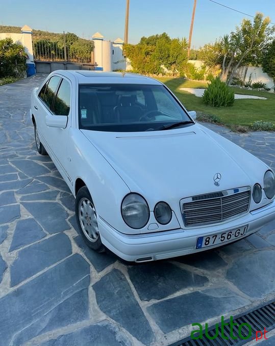 1996' Mercedes-Benz E-220 photo #1