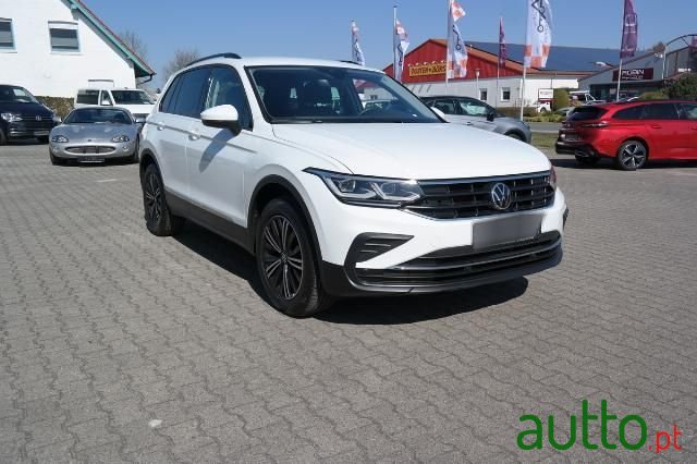 2023' Volkswagen Tiguan photo #2