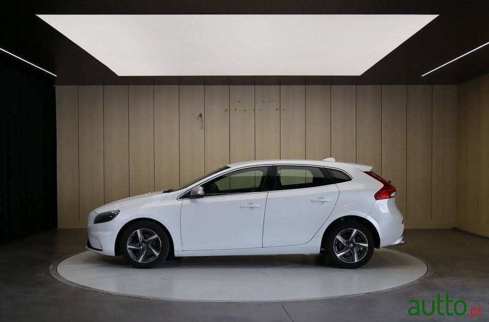 2015' Volvo V40 D2 Rdesign photo #2