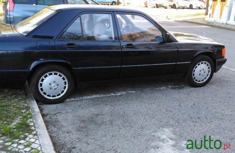 1989' Mercedes-Benz 190 Diesel 5 Vel photo #2
