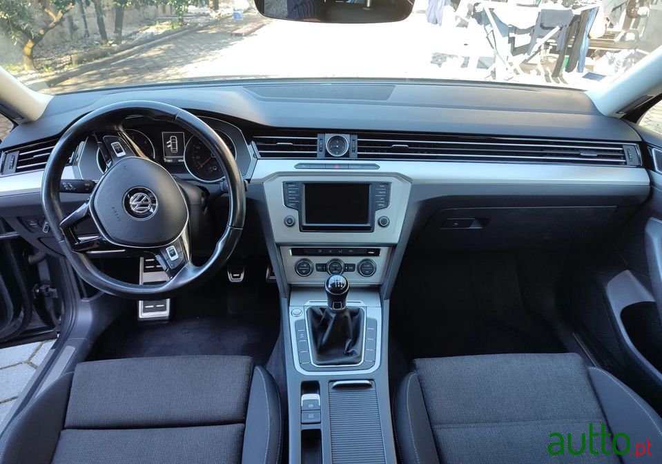 2016' Volkswagen Passat photo #3