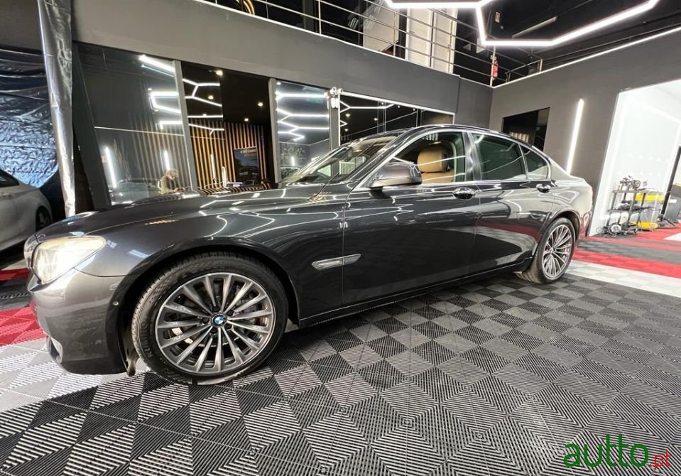 2009' BMW 730 photo #1