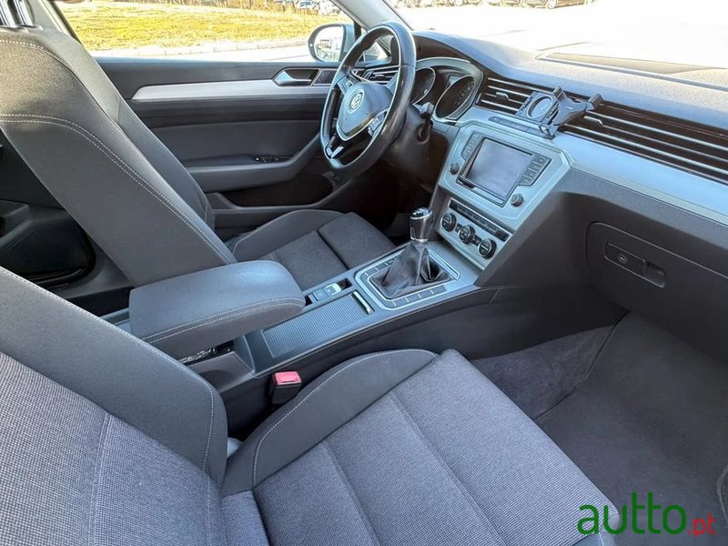 2016' Volkswagen Passat photo #6