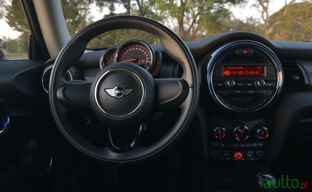 2017' MINI One Standard photo #3
