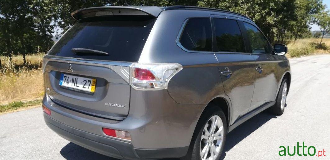 2013' Mitsubishi Outlander photo #2