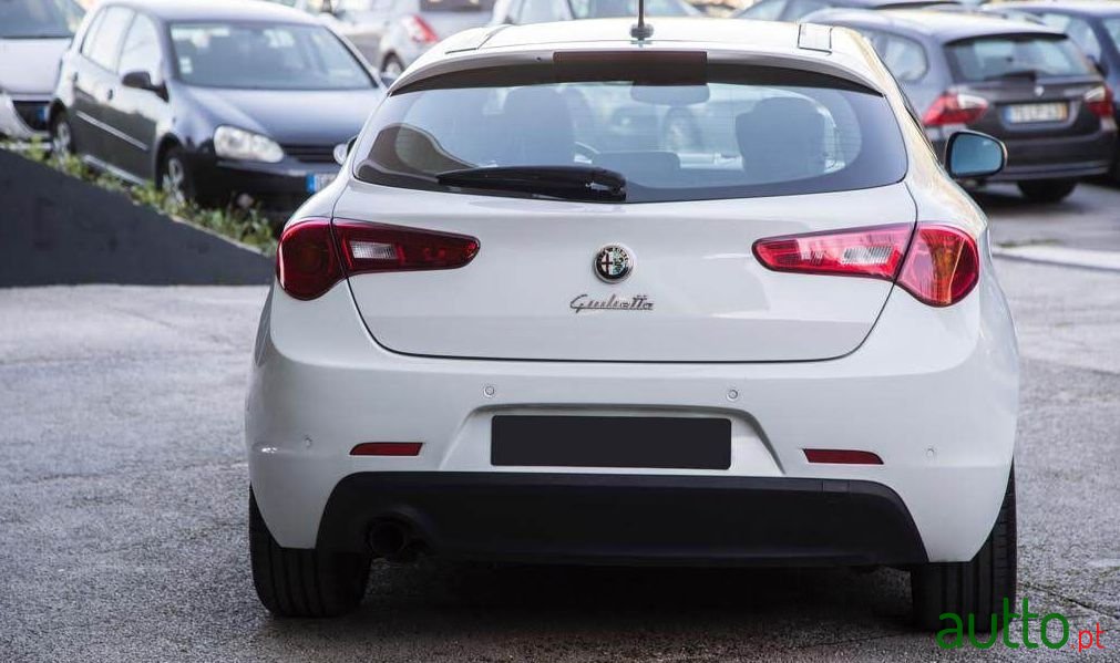 2010' Alfa Romeo Giulietta photo #5