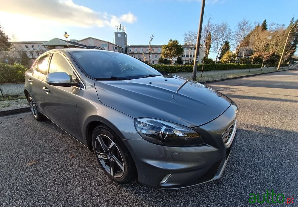 2014' Volvo V40 2.0 D4 R-Design photo #2