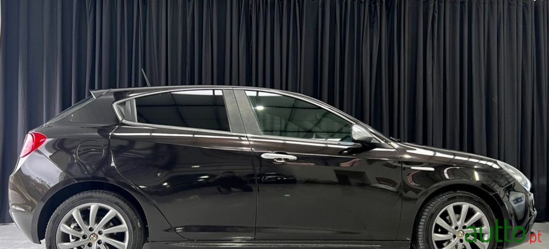 2011' Alfa Romeo Giulietta photo #3