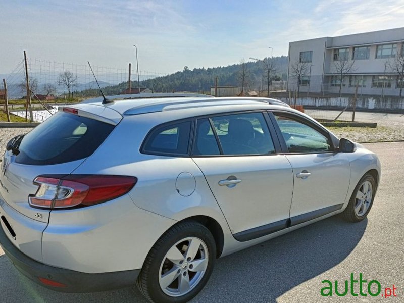 2011' Renault Megane photo #5