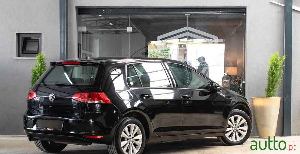 2017' Volkswagen Golf photo #2