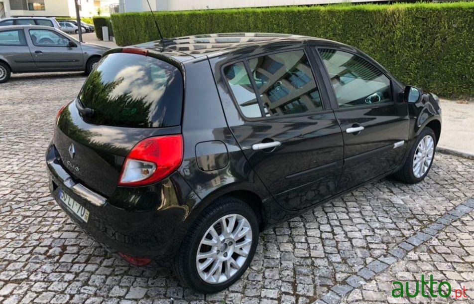 2011' Renault Clio photo #1