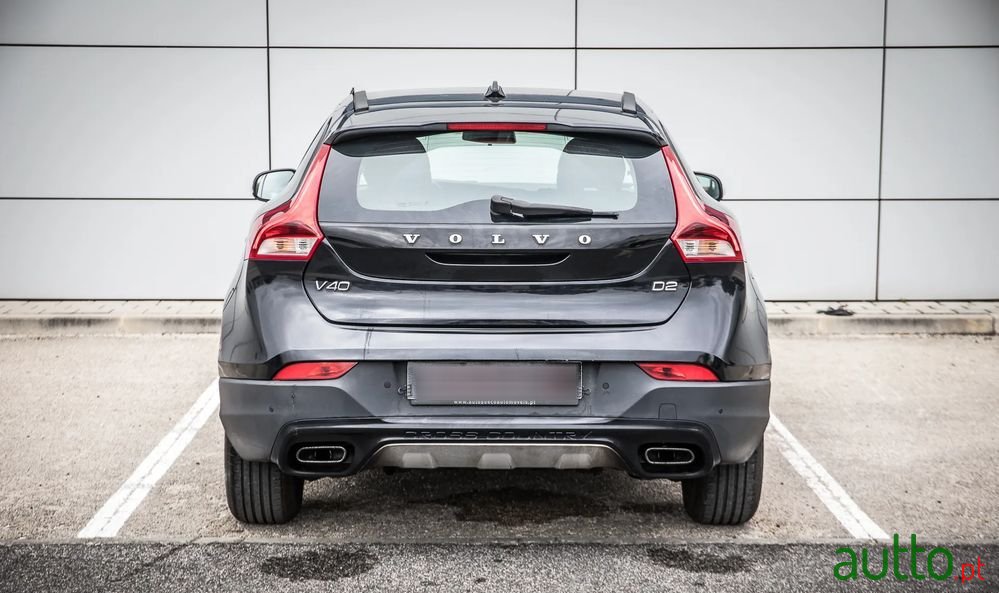 2015' Volvo V40 Cross Country photo #3