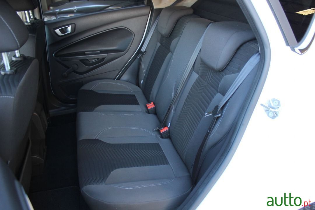 2013' Ford Fiesta photo #5