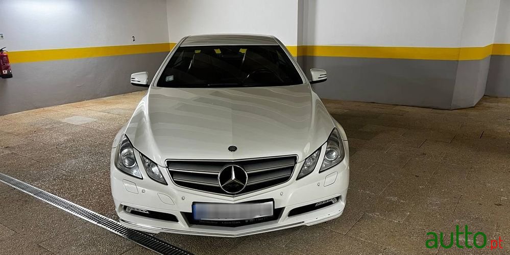 2011' Mercedes-Benz Classe E photo #2