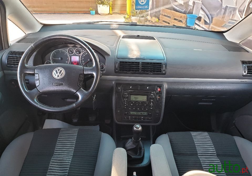 2009' Volkswagen Sharan photo #4