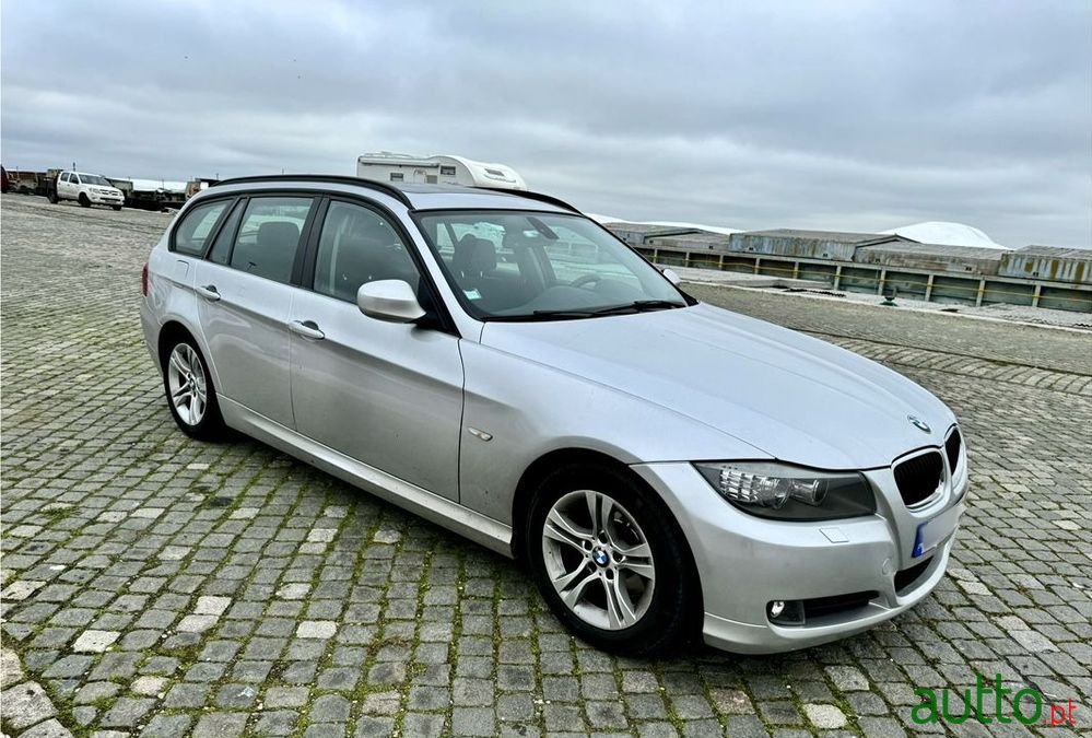 2011' BMW 318 Gran Turismo photo #2