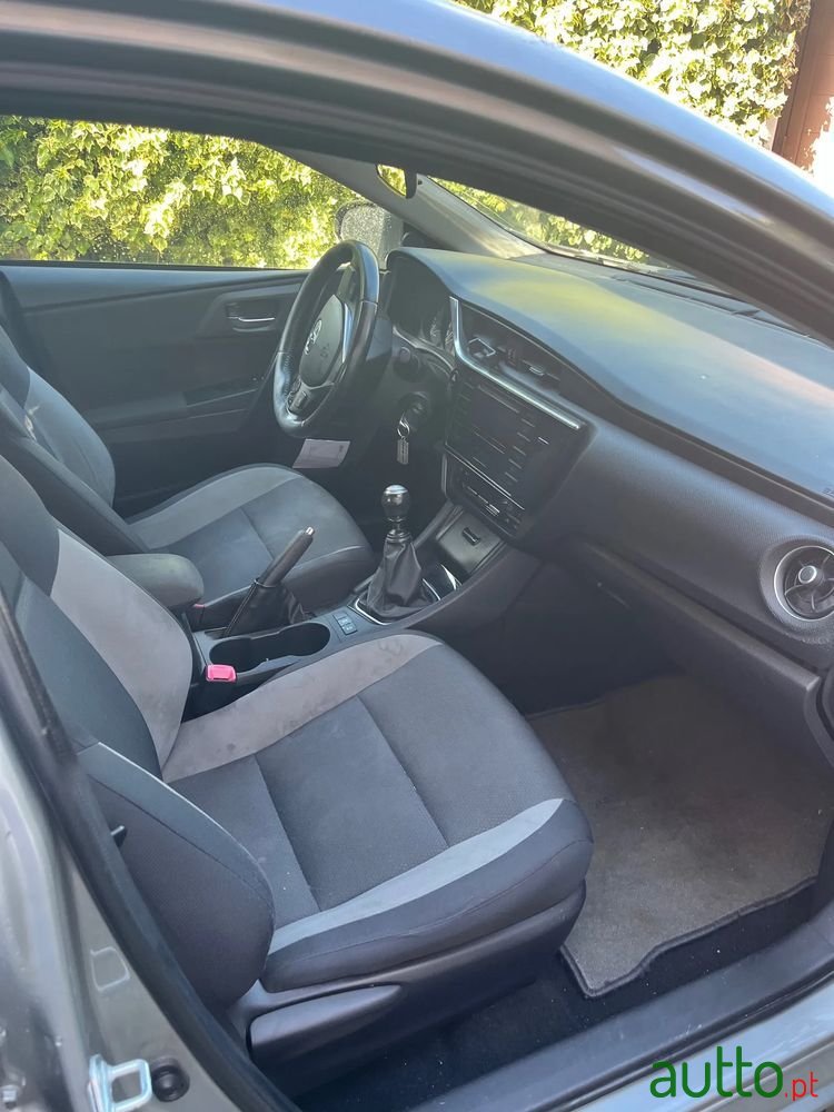 2015' Toyota Auris photo #5