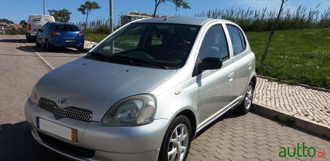 2000' Toyota Yaris 1.0 Vvt-I Sol 5P photo #3