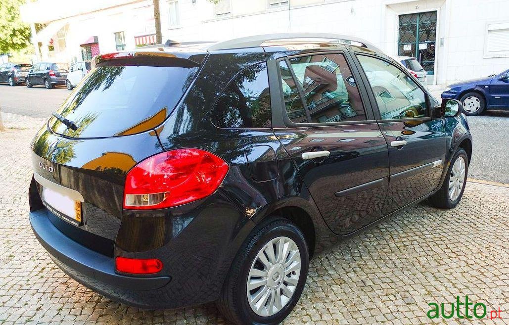 2010' Renault Clio-Break Dynamique photo #2