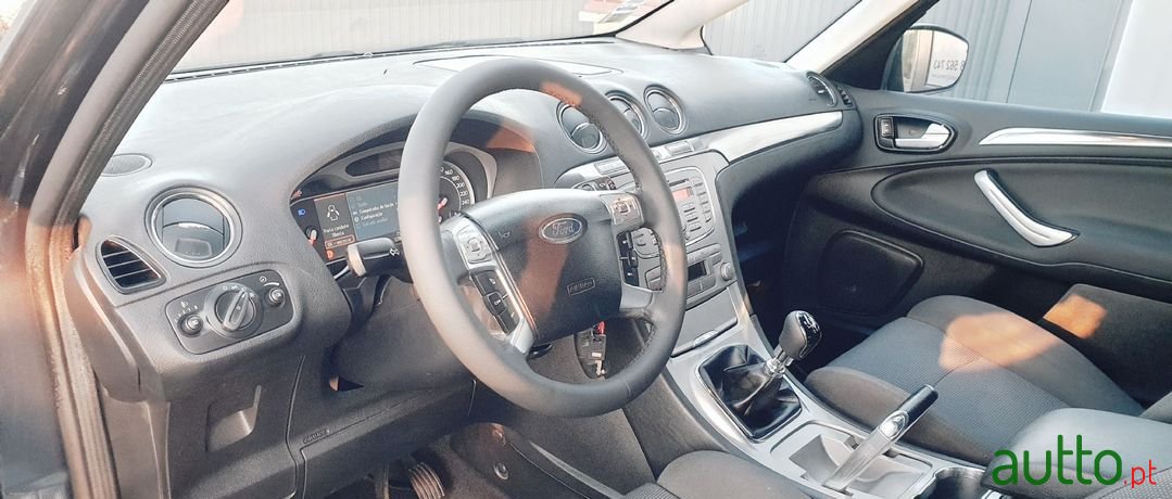 2009' Ford S-Max photo #3