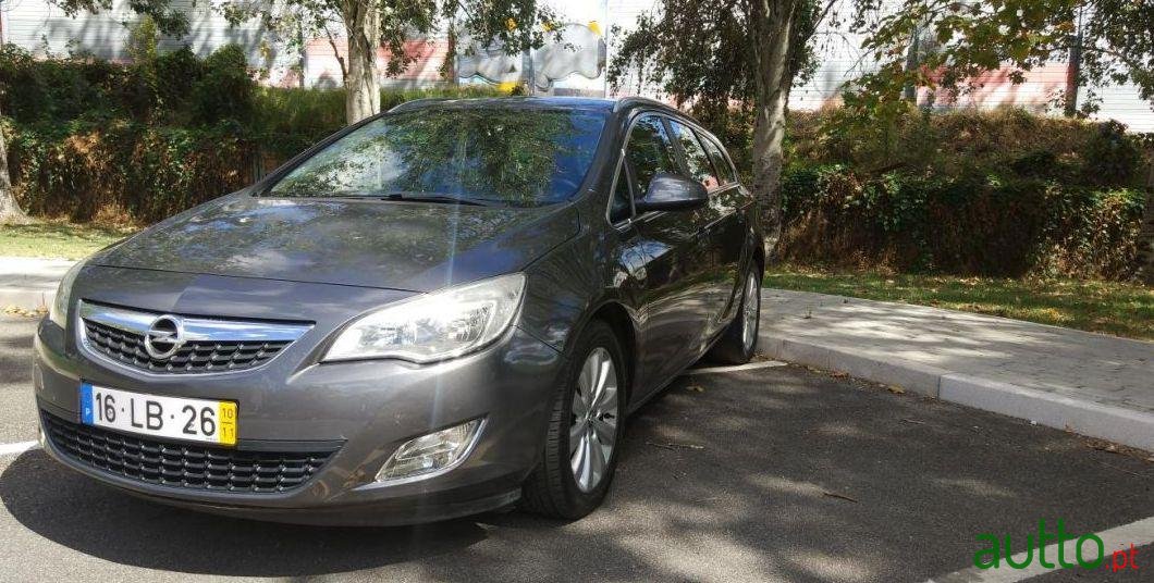 2010' Opel Astra Sports Tourer photo #3