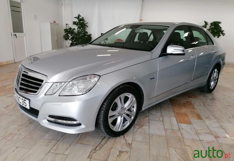 2012' Mercedes-Benz E-250 photo #3