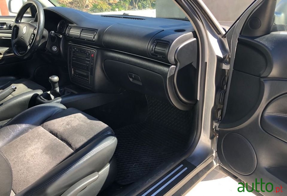 2003' Volkswagen Passat photo #6