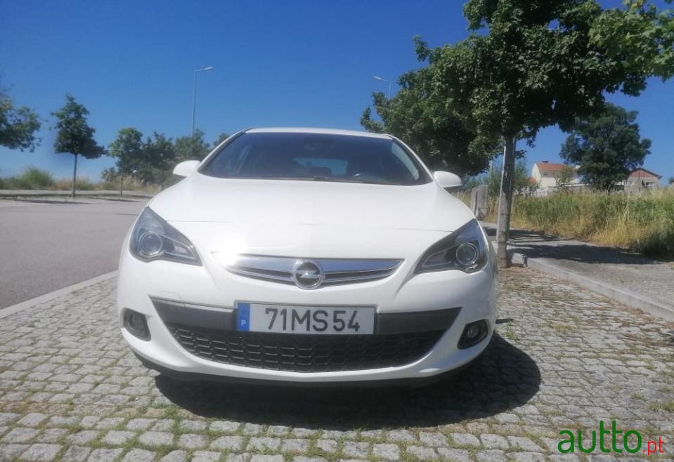 2011' Opel Astra Gtc photo #4