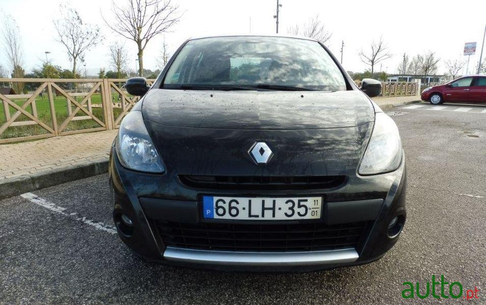 2011' Renault Clio photo #2