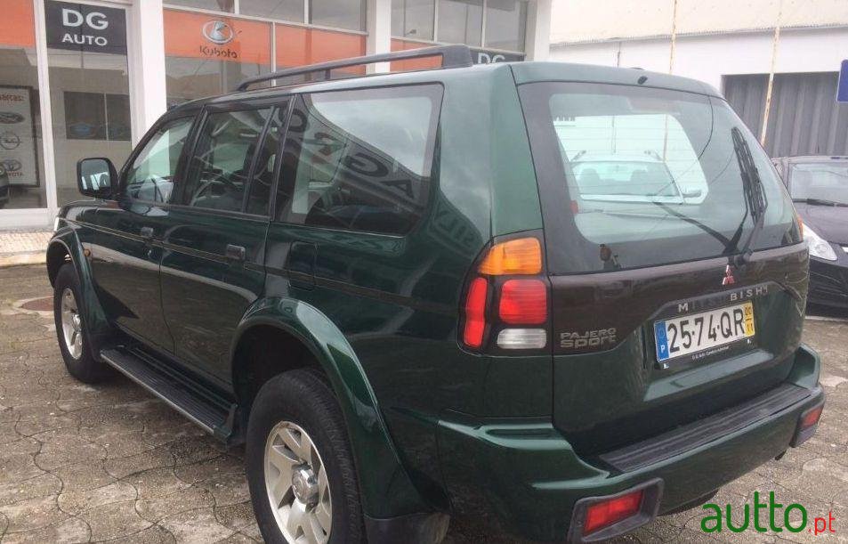 2000' Mitsubishi Pajero Sportwagon photo #2