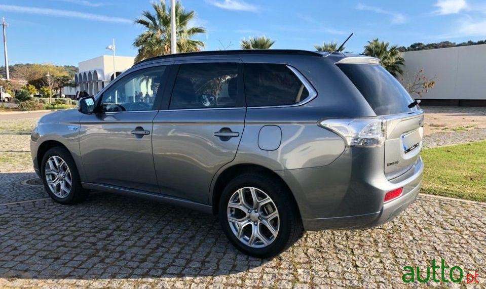 2014' Mitsubishi Outlander photo #3