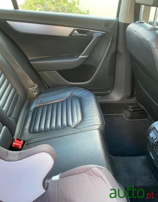 2011' Volkswagen Passat photo #4