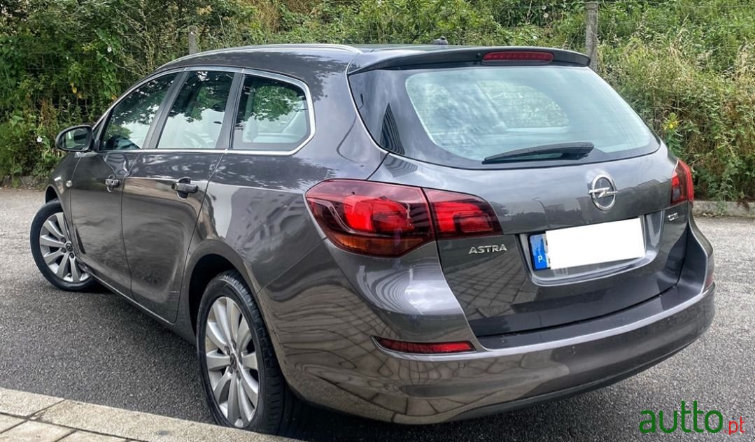 2011' Opel Astra Sports Tourer photo #4