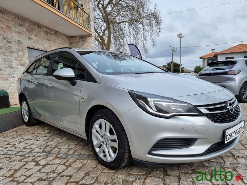 2018' Opel Astra Sports Tourer photo #2