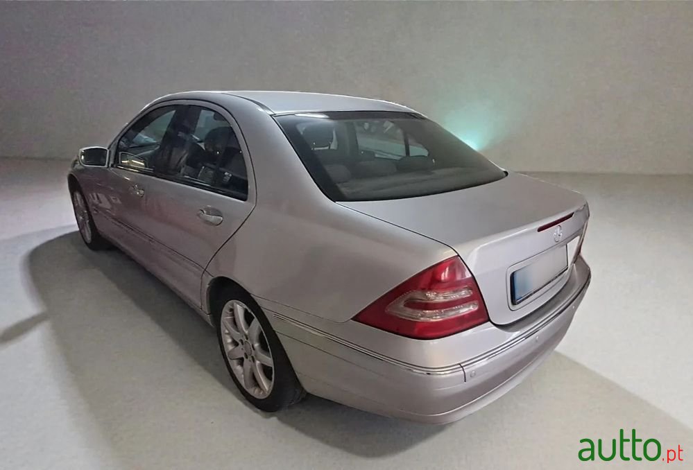2002' Mercedes-Benz Classe C photo #2