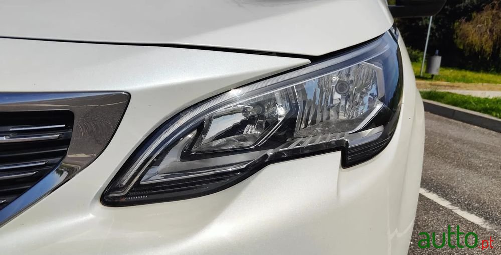 2018' Peugeot 5008 photo #3