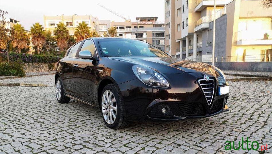 2011' Alfa Romeo Giulietta photo #2
