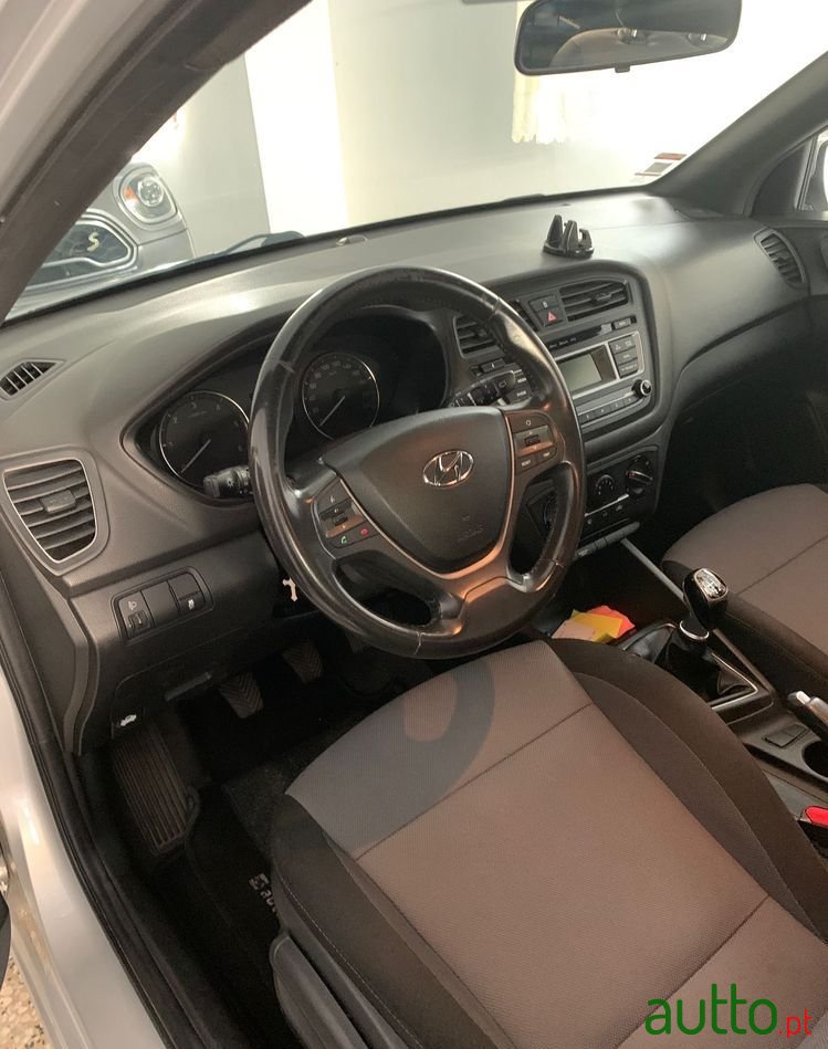2017' Hyundai i20 1.1 Crdi Access photo #2