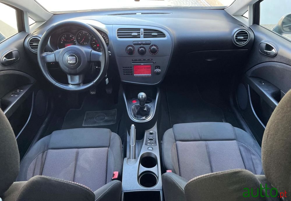 2007' SEAT Leon photo #5