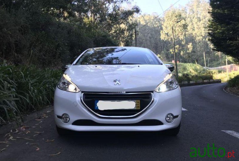 2014' Peugeot 208 Allure 1.4 Hdi photo #1