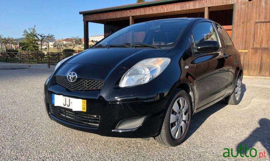 2010' Toyota Yaris photo #2