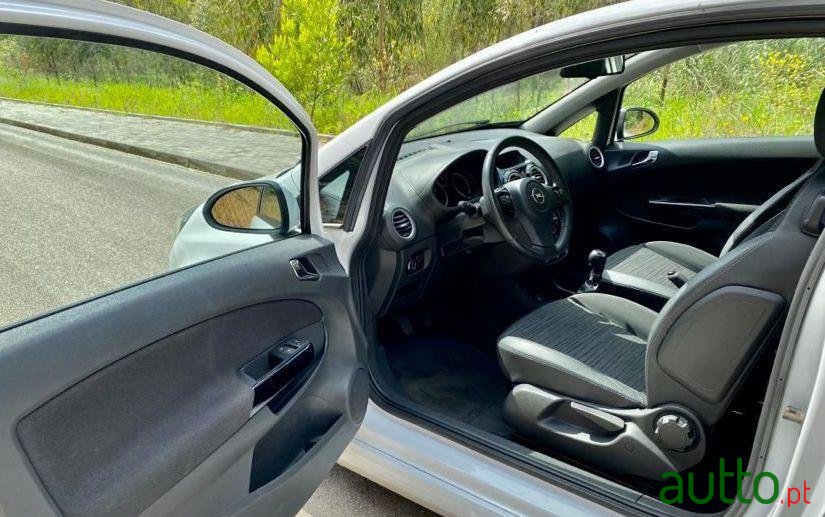 2014' Opel Corsa photo #3