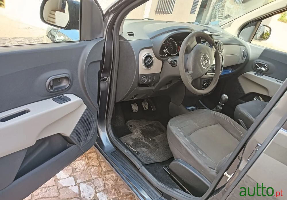 2013' Dacia Lodgy photo #2