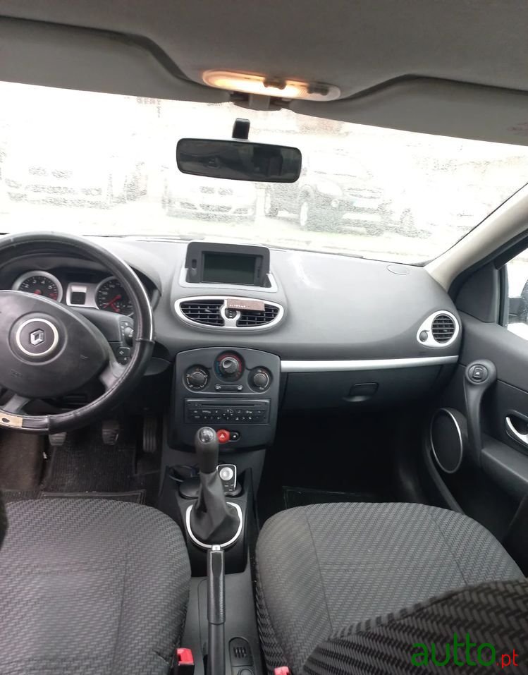 2010' Renault Clio photo #5