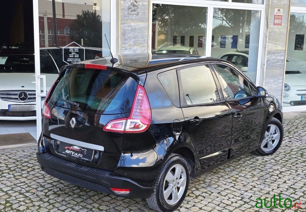 2010' Renault Scenic photo #2